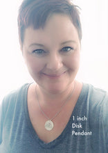 Load image into Gallery viewer, Gold Eshet Chayil Hebrew Necklace - Everything Beautiful Jewelry